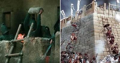 古代攻城戰時，守城士兵為何不推倒梯子，反而往下砸石頭?專家：誰推誰是傻子