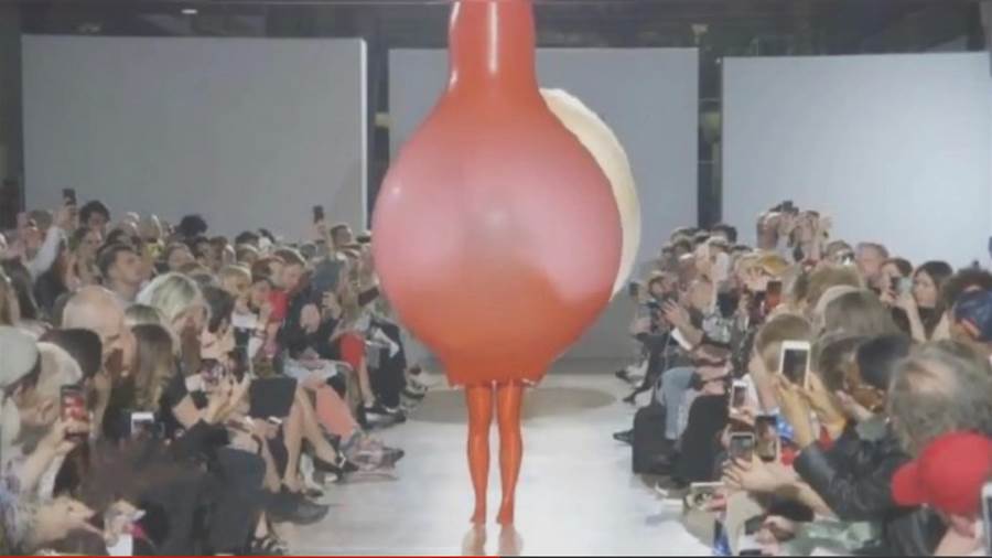 年輕美女模特穿氣球走秀，不料氣球突然泄氣，現場觀眾瞬間沸騰