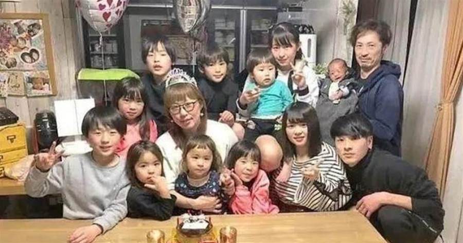 日本夫妻「連生12個娃」，聲稱20年從不避孕，一月要吃30公斤米，「用餐比辦桌還狂」媽媽每天睡3小時：還會繼續生！